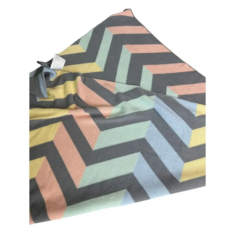 NWOT Weegoamigo Bestee Spectrum Multicolor Geometric Knit Baby Crib Blanket
